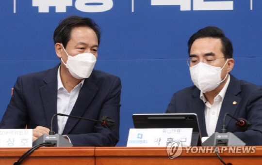 우상호 더불어민주당 비상대책위원장과 박홍근 원내대표가 지난달 18일 국회에서 열린 비상대책위원회 회의에서 대화를 나누고 있다. <연합뉴스>